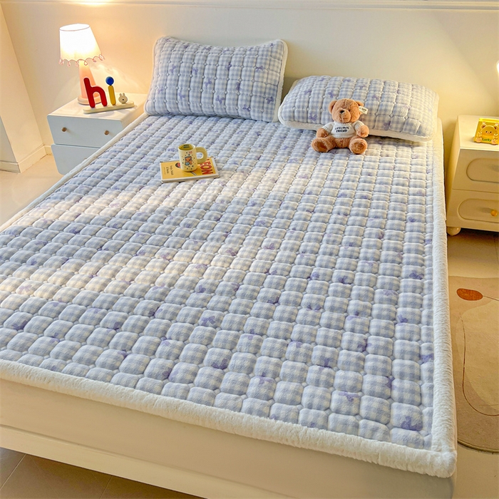 91家纺网 家纺一手货源 找家纺 喜居 2025新款A类水晶边牛奶绒夹棉床褥垫 兰格浅浅