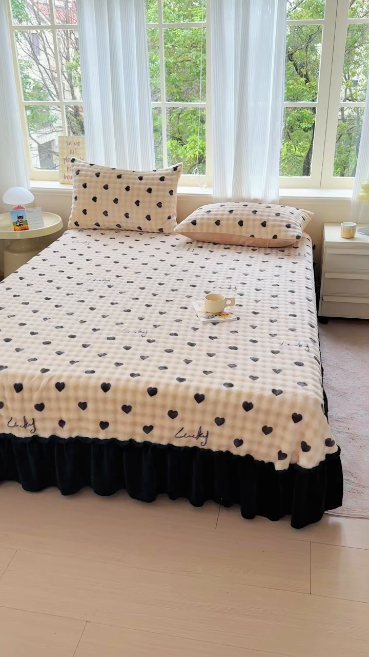91家纺网 家纺一手货源 找家纺 爱多多家居 2025新款兔兔泡泡牛奶绒床裙单品床裙床裙单件三件套 床裙-小爱心