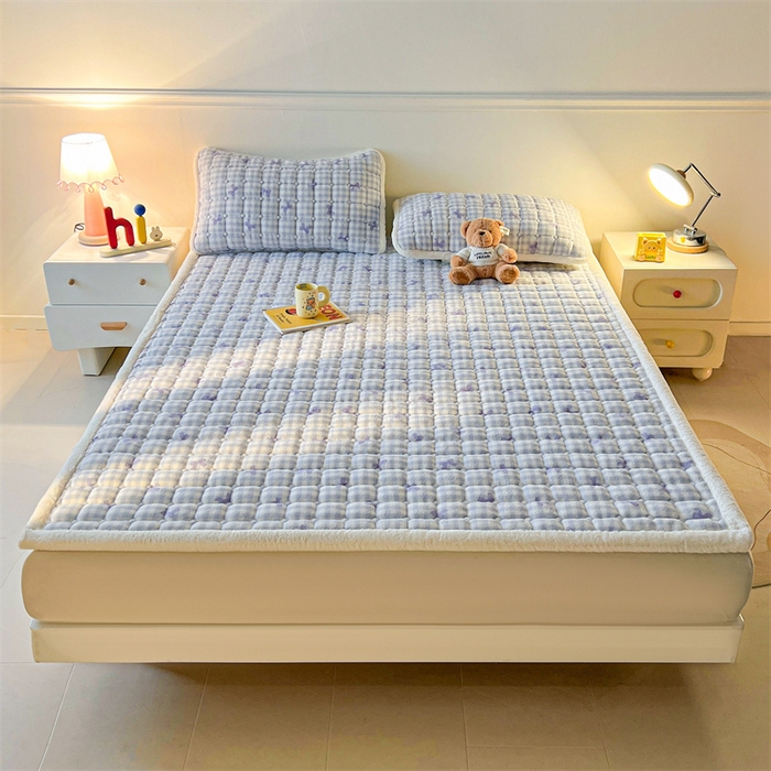 91家纺网 家纺一手货源 找家纺 喜居 2025新款A类水晶边牛奶绒夹棉床褥垫 兰格浅浅