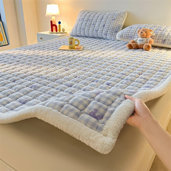 91家纺网 家纺一手货源 找家纺 喜居 2025新款A类水晶边牛奶绒夹棉床褥垫 兰格浅浅