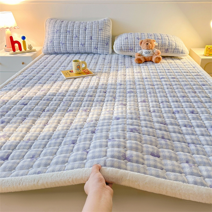 91家纺网 家纺一手货源 找家纺 喜居 2025新款A类水晶边牛奶绒夹棉床褥垫 兰格浅浅