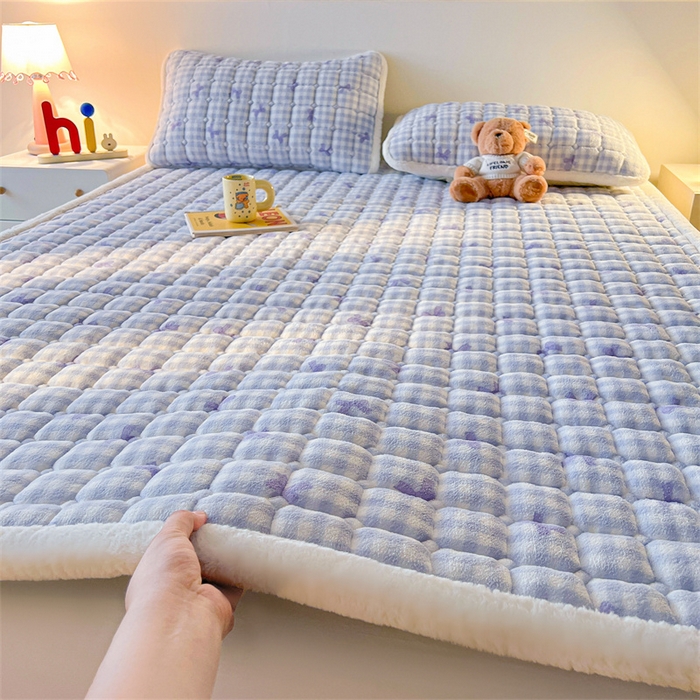 91家纺网 家纺一手货源 找家纺 喜居 2025新款A类水晶边牛奶绒夹棉床褥垫 兰格浅浅