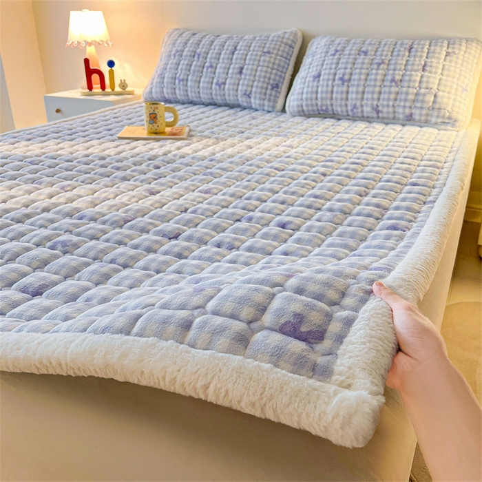 91家纺网 家纺一手货源 找家纺 喜居 2025新款A类水晶边牛奶绒夹棉床褥垫 兰格浅浅