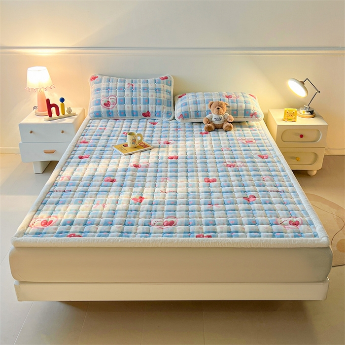 91家纺网 家纺一手货源 找家纺 喜居 2025新款A类水晶边牛奶绒夹棉床褥垫 莓烦恼