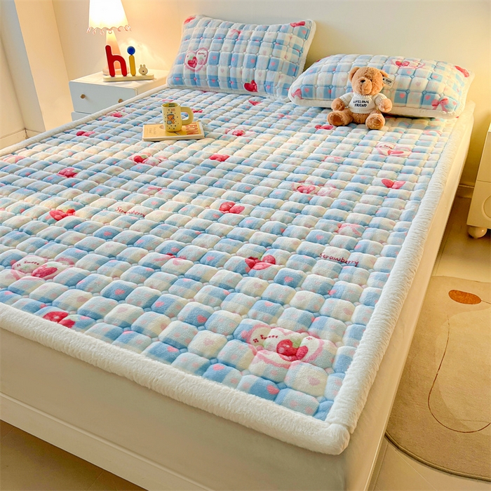 91家纺网 家纺一手货源 找家纺 喜居 2025新款A类水晶边牛奶绒夹棉床褥垫 莓烦恼