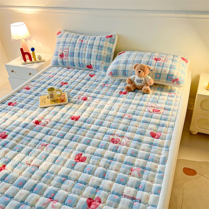 91家纺网 家纺一手货源 找家纺 喜居 2025新款A类水晶边牛奶绒夹棉床褥垫 莓烦恼