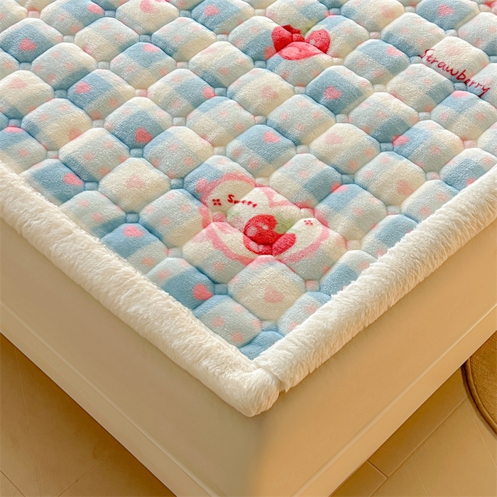 91家纺网 家纺一手货源 找家纺 喜居 2025新款A类水晶边牛奶绒夹棉床褥垫 莓烦恼
