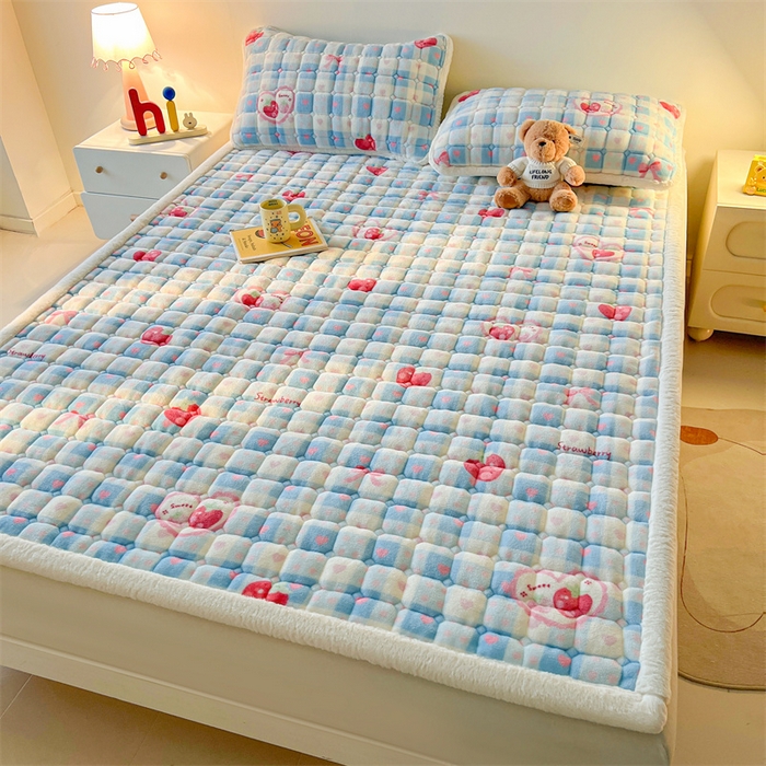 91家纺网 家纺一手货源 找家纺 喜居 2025新款A类水晶边牛奶绒夹棉床褥垫 莓烦恼