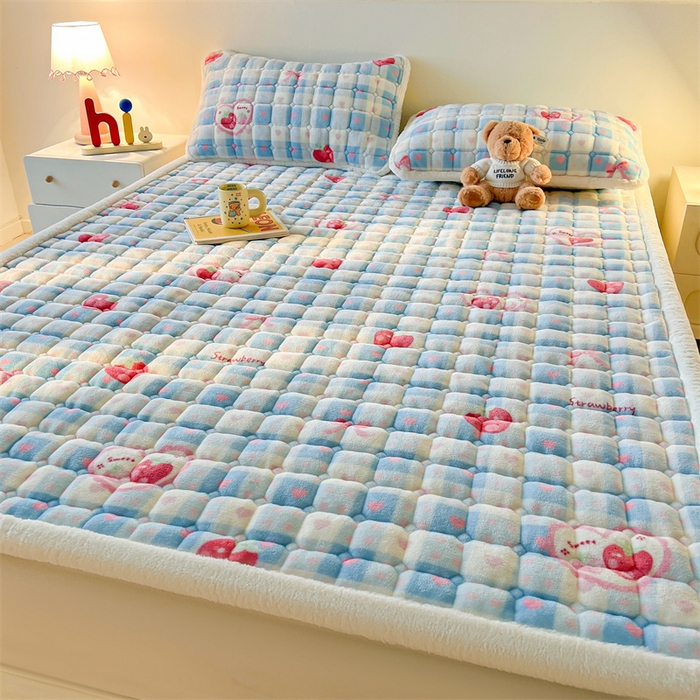 91家纺网 家纺一手货源 找家纺 喜居 2025新款A类水晶边牛奶绒夹棉床褥垫 莓烦恼