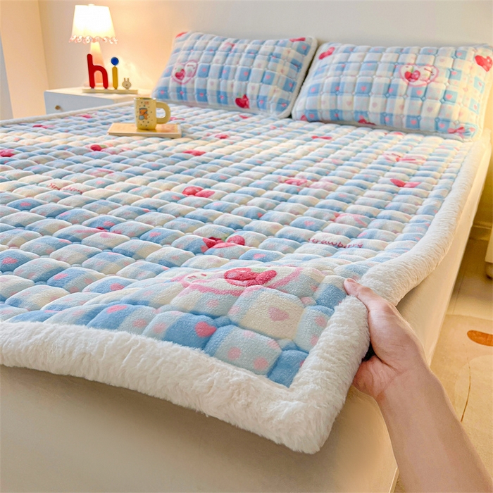 91家纺网 家纺一手货源 找家纺 喜居 2025新款A类水晶边牛奶绒夹棉床褥垫 莓烦恼