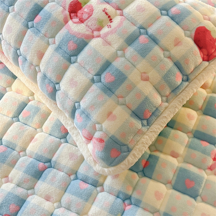 91家纺网 家纺一手货源 找家纺 喜居 2025新款A类水晶边牛奶绒夹棉床褥垫 莓烦恼