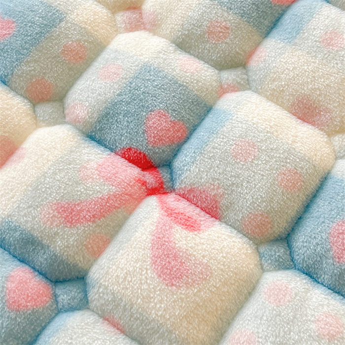 91家纺网 家纺一手货源 找家纺 喜居 2025新款A类水晶边牛奶绒夹棉床褥垫 莓烦恼