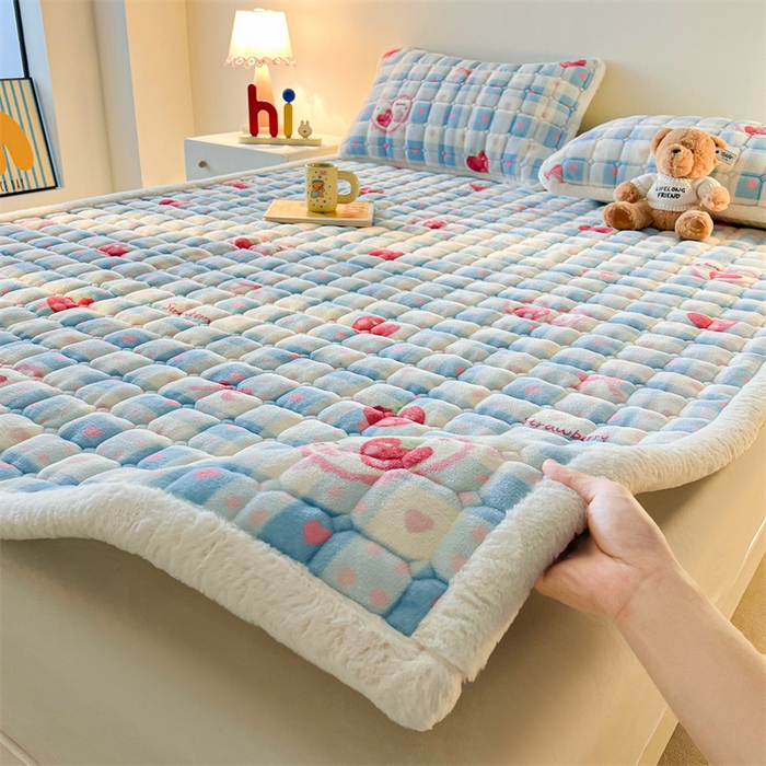 91家纺网 家纺一手货源 找家纺 喜居 2025新款A类水晶边牛奶绒夹棉床褥垫 莓烦恼