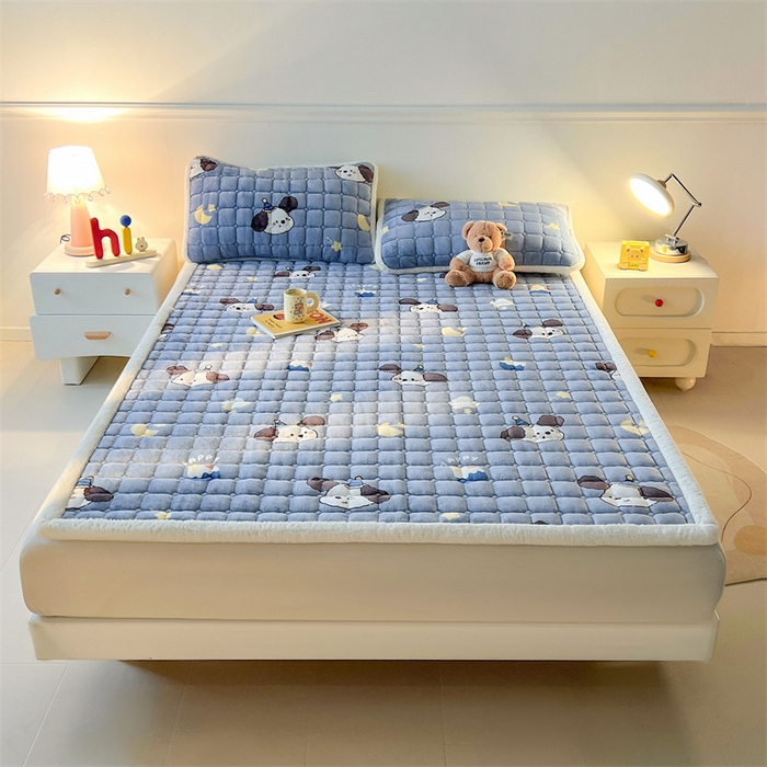 91家纺网 家纺一手货源 找家纺 喜居 2025新款A类水晶边牛奶绒夹棉床褥垫 萌宠星空