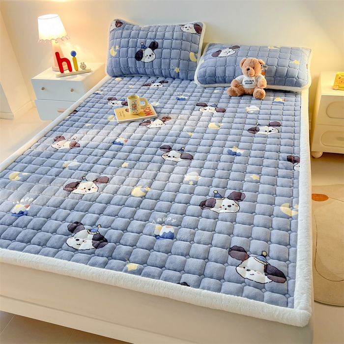 91家纺网 家纺一手货源 找家纺 喜居 2025新款A类水晶边牛奶绒夹棉床褥垫 萌宠星空