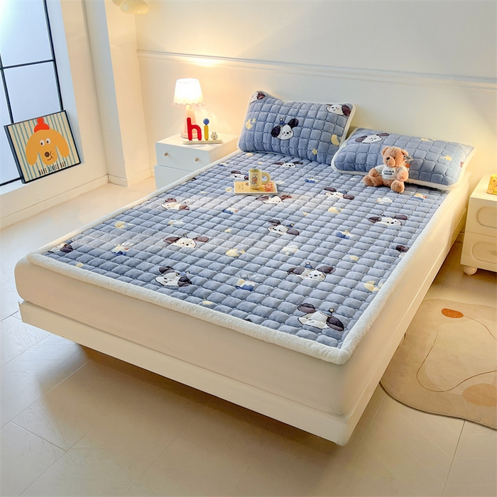 91家纺网 家纺一手货源 找家纺 喜居 2025新款A类水晶边牛奶绒夹棉床褥垫 萌宠星空