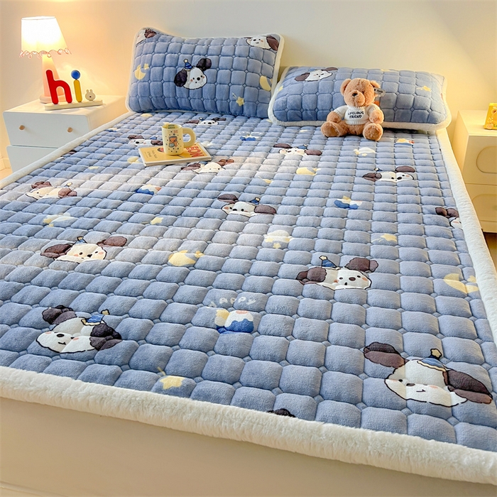 91家纺网 家纺一手货源 找家纺 喜居 2025新款A类水晶边牛奶绒夹棉床褥垫 萌宠星空