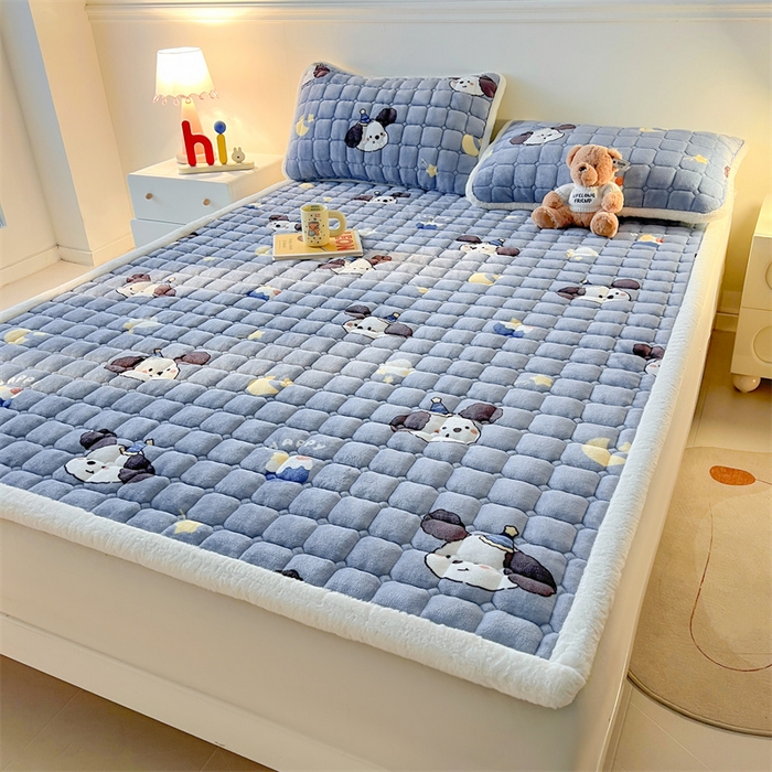 91家纺网 家纺一手货源 找家纺 喜居 2025新款A类水晶边牛奶绒夹棉床褥垫 萌宠星空