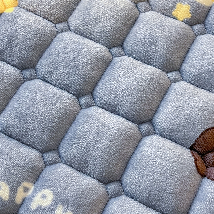 91家纺网 家纺一手货源 找家纺 喜居 2025新款A类水晶边牛奶绒夹棉床褥垫 萌宠星空