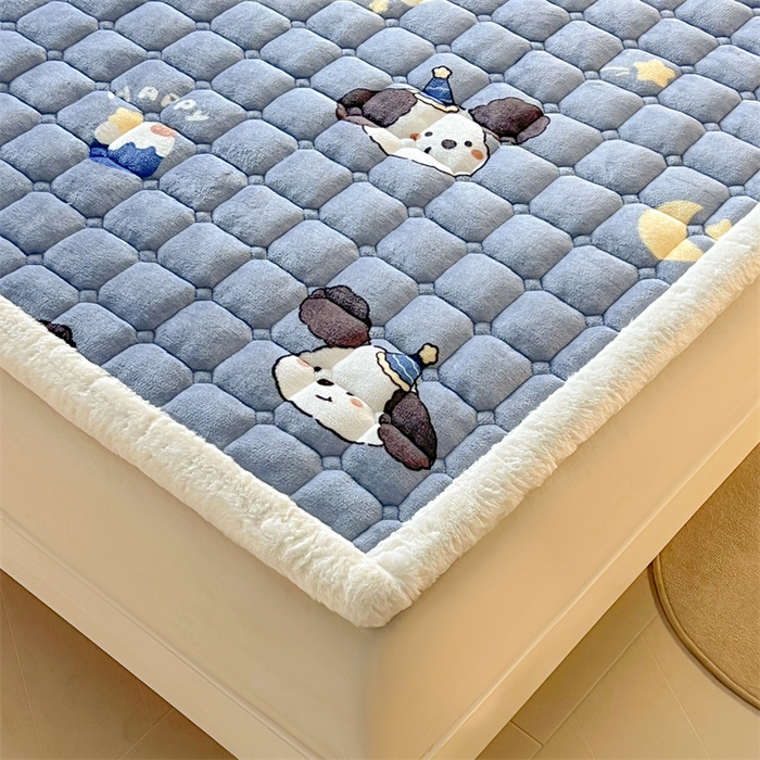 91家纺网 家纺一手货源 找家纺 喜居 2025新款A类水晶边牛奶绒夹棉床褥垫 萌宠星空