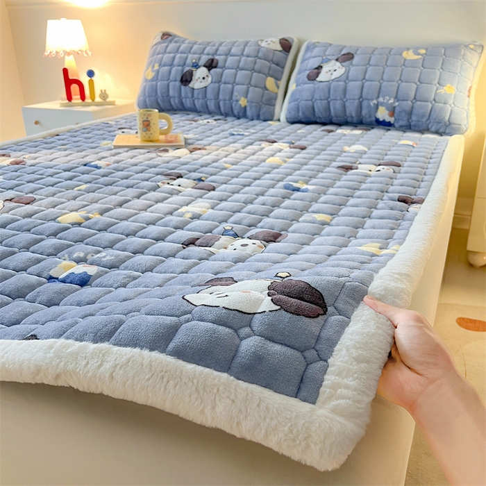 91家纺网 家纺一手货源 找家纺 喜居 2025新款A类水晶边牛奶绒夹棉床褥垫 萌宠星空