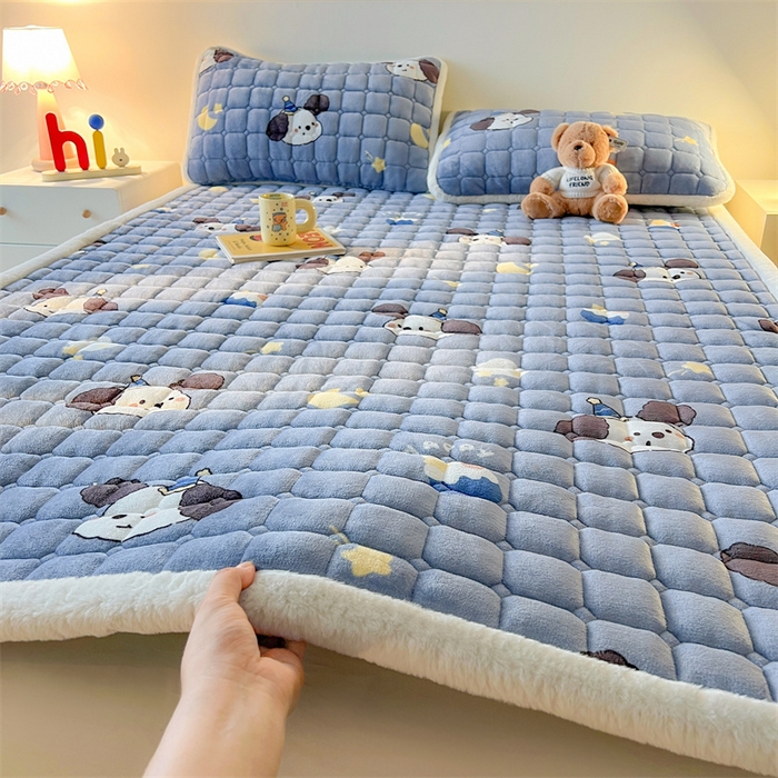 91家纺网 家纺一手货源 找家纺 喜居 2025新款A类水晶边牛奶绒夹棉床褥垫 萌宠星空