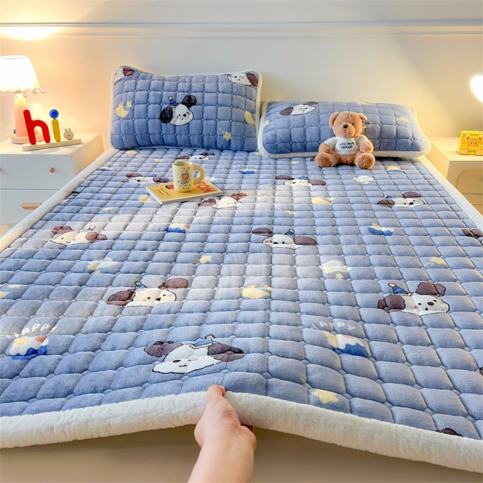 91家纺网 家纺一手货源 找家纺 喜居 2025新款A类水晶边牛奶绒夹棉床褥垫 萌宠星空