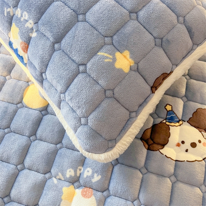 91家纺网 家纺一手货源 找家纺 喜居 2025新款A类水晶边牛奶绒夹棉床褥垫 萌宠星空