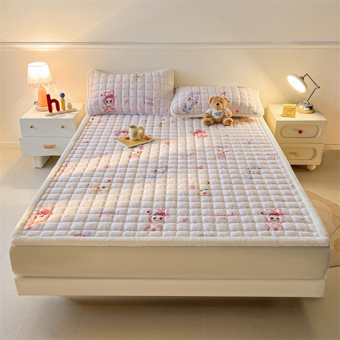 91家纺网 家纺一手货源 找家纺 喜居 2025新款A类水晶边牛奶绒夹棉床褥垫 梦幻bubu