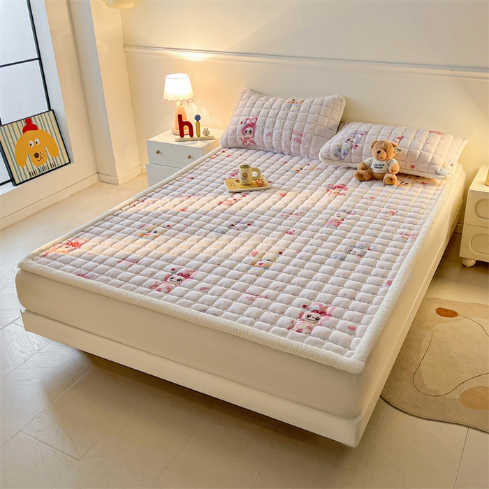 91家纺网 家纺一手货源 找家纺 喜居 2025新款A类水晶边牛奶绒夹棉床褥垫 梦幻bubu