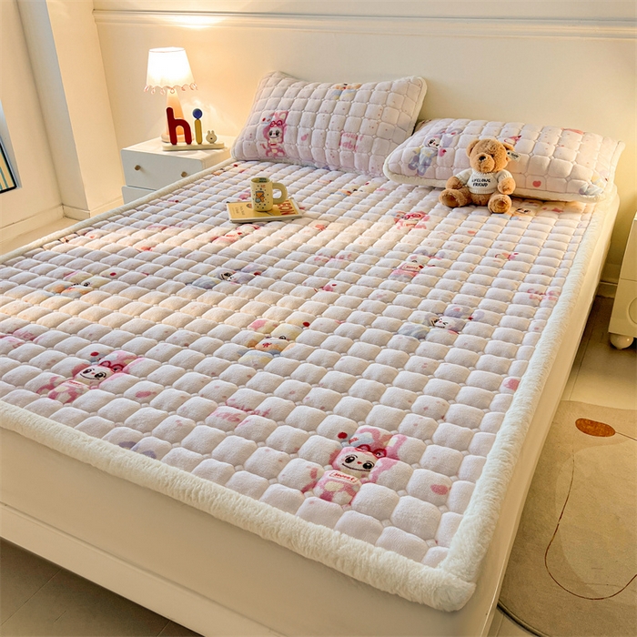 91家纺网 家纺一手货源 找家纺 喜居 2025新款A类水晶边牛奶绒夹棉床褥垫 梦幻bubu