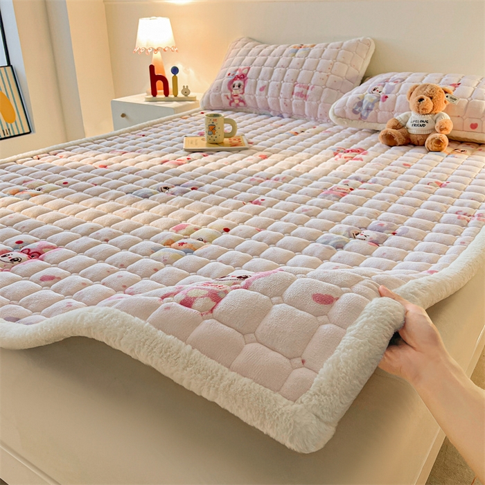 91家纺网 家纺一手货源 找家纺 喜居 2025新款A类水晶边牛奶绒夹棉床褥垫 梦幻bubu