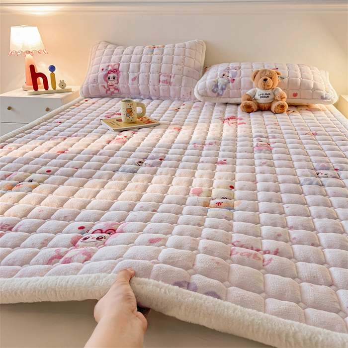 91家纺网 家纺一手货源 找家纺 喜居 2025新款A类水晶边牛奶绒夹棉床褥垫 梦幻bubu