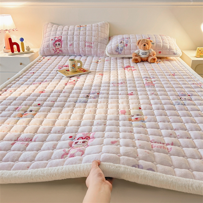 91家纺网 家纺一手货源 找家纺 喜居 2025新款A类水晶边牛奶绒夹棉床褥垫 梦幻bubu