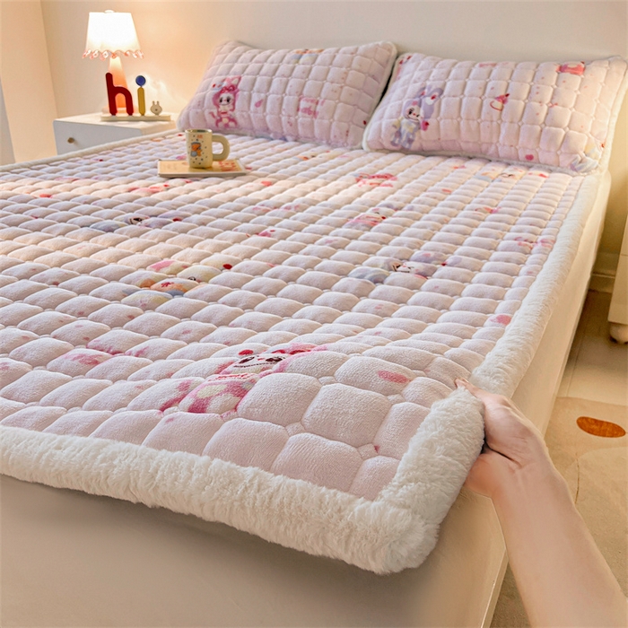 91家纺网 家纺一手货源 找家纺 喜居 2025新款A类水晶边牛奶绒夹棉床褥垫 梦幻bubu