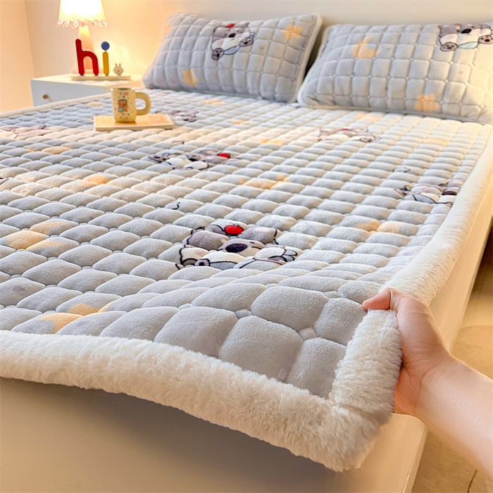 喜居 2025新款A类水晶边牛奶绒夹棉床褥垫 苹果雪纳瑞