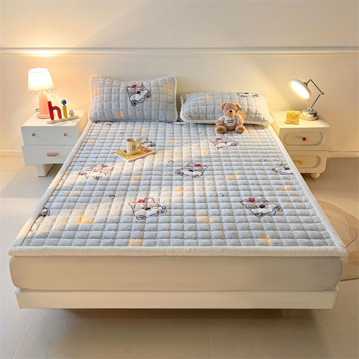 91家纺网 家纺一手货源 找家纺 喜居 2025新款A类水晶边牛奶绒夹棉床褥垫 苹果雪纳瑞