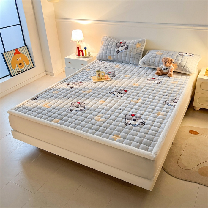 91家纺网 家纺一手货源 找家纺 喜居 2025新款A类水晶边牛奶绒夹棉床褥垫 苹果雪纳瑞