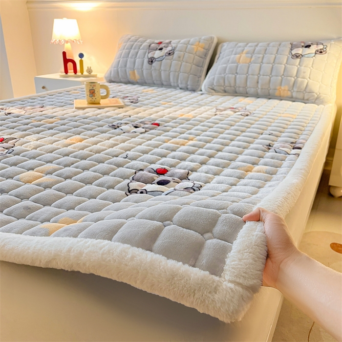 91家纺网 家纺一手货源 找家纺 喜居 2025新款A类水晶边牛奶绒夹棉床褥垫 苹果雪纳瑞