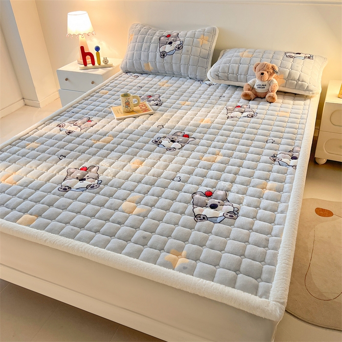 91家纺网 家纺一手货源 找家纺 喜居 2025新款A类水晶边牛奶绒夹棉床褥垫 苹果雪纳瑞