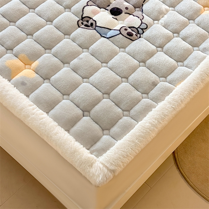 91家纺网 家纺一手货源 找家纺 喜居 2025新款A类水晶边牛奶绒夹棉床褥垫 苹果雪纳瑞