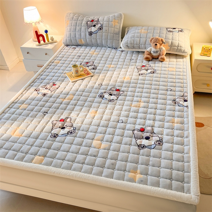 91家纺网 家纺一手货源 找家纺 喜居 2025新款A类水晶边牛奶绒夹棉床褥垫 苹果雪纳瑞