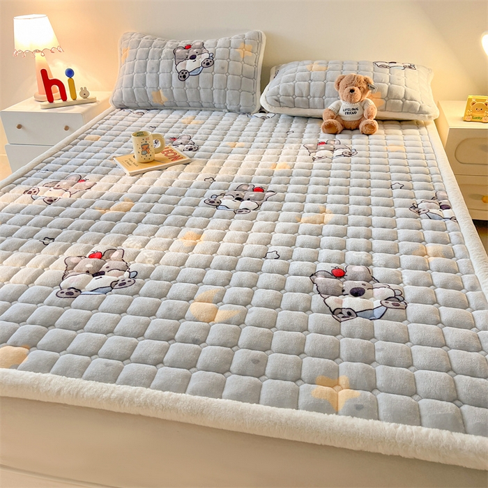 91家纺网 家纺一手货源 找家纺 喜居 2025新款A类水晶边牛奶绒夹棉床褥垫 苹果雪纳瑞