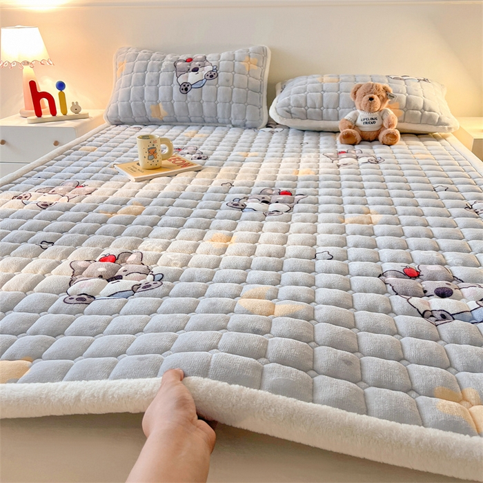 91家纺网 家纺一手货源 找家纺 喜居 2025新款A类水晶边牛奶绒夹棉床褥垫 苹果雪纳瑞