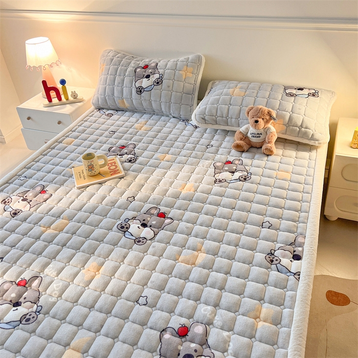 91家纺网 家纺一手货源 找家纺 喜居 2025新款A类水晶边牛奶绒夹棉床褥垫 苹果雪纳瑞