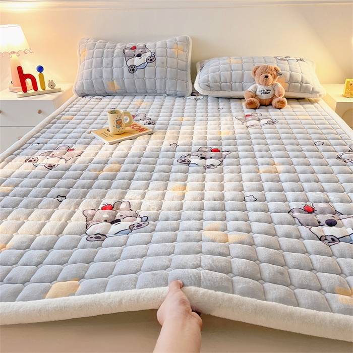 91家纺网 家纺一手货源 找家纺 喜居 2025新款A类水晶边牛奶绒夹棉床褥垫 苹果雪纳瑞