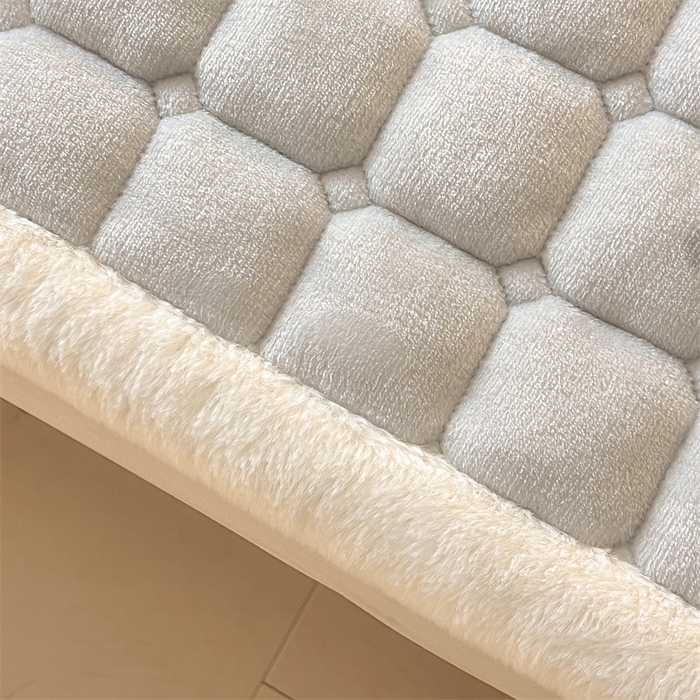 91家纺网 家纺一手货源 找家纺 喜居 2025新款A类水晶边牛奶绒夹棉床褥垫 苹果雪纳瑞