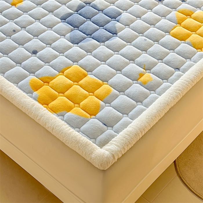 91家纺网 家纺一手货源 找家纺 喜居 2025新款A类水晶边牛奶绒夹棉床褥垫 幸运星