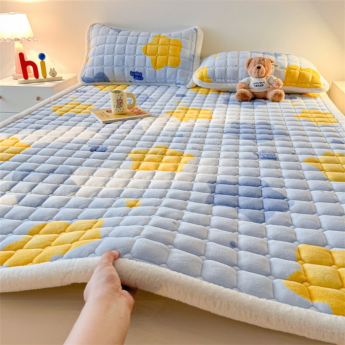 91家纺网 家纺一手货源 找家纺 喜居 2025新款A类水晶边牛奶绒夹棉床褥垫 幸运星