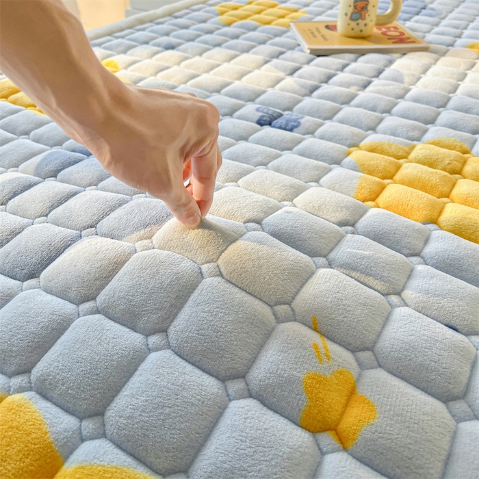 91家纺网 家纺一手货源 找家纺 喜居 2025新款A类水晶边牛奶绒夹棉床褥垫 幸运星